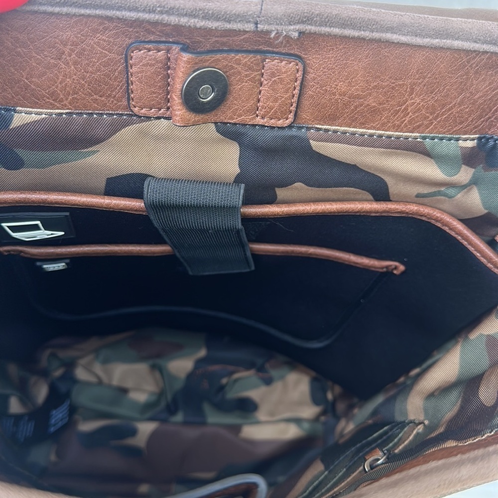 New AUTHENTIC GUESS Cargo /Military Leather Backpack - Picture 8 of 15